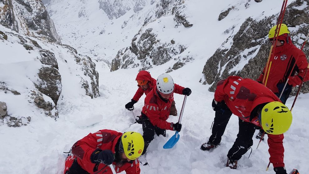 Pericol de avalanșe pe Valea Prahovei. Salvamontiști: În acest weekend, vântul va sufla cu peste 100 km/h