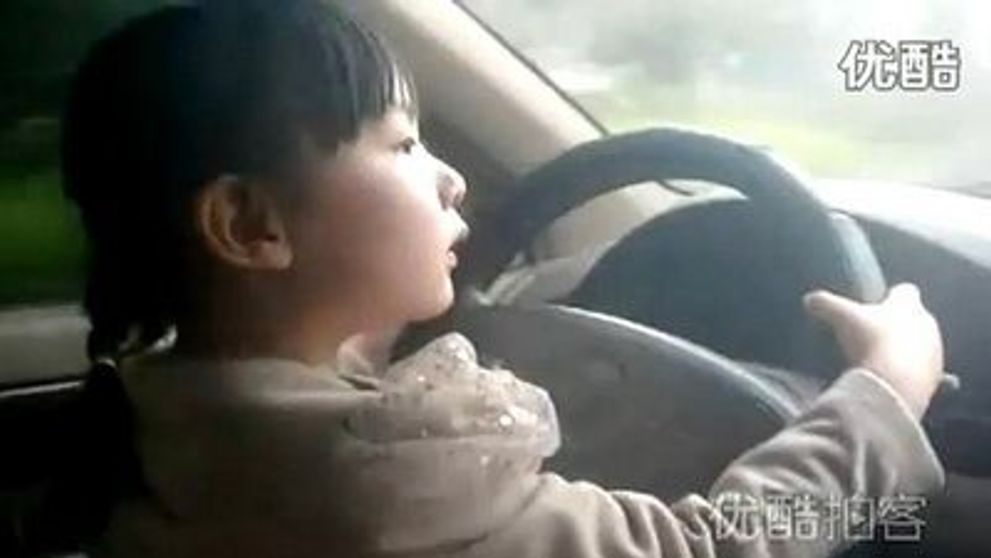 Parinti inconstienti! Un tata si-a lasat fetita in varsta de 4 ani sa conduca. VIDEO