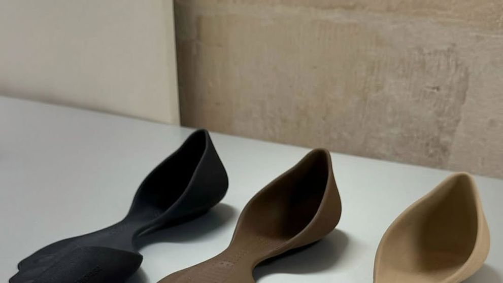 “Încălțămintea zero” sau picioare aproape goale – noul trend în  2025. Cum arată propunerile Balenciaga, la 450 $ perechea