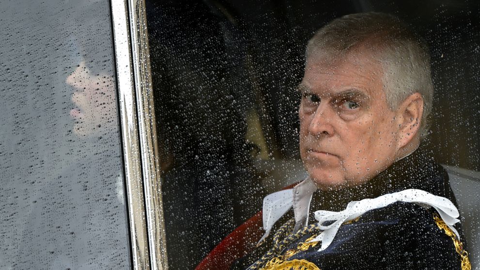 Noi acuzații la adresa lui Andrew Windsor: episodul care ar face-o pe Regina Elisabeta să „se răsucească în mormânt”. Cum ar fi „pângărit” Palatul Buckingham