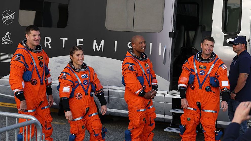 Ce e cu păpușelul vesel care plutește în spatele astronauților în capsula ORION aflată în survol lunar! Cum arată și care e adevărul din spatele acestuia