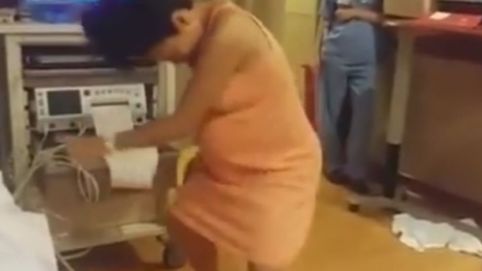 Momentul in care o gravida in travaliu danseaza in salon pentru a uita de dureri. Sotul ei a filmat totul