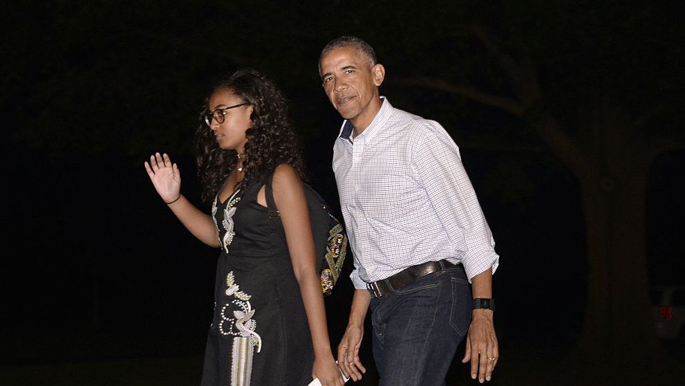 A crezut că nu o vede nimeni, dar s-a înșelat! Ipostaza neașteptată în care a fost surprinsă pe stradă Sasha Obama, fiica fostului președinte al Statelor Unite