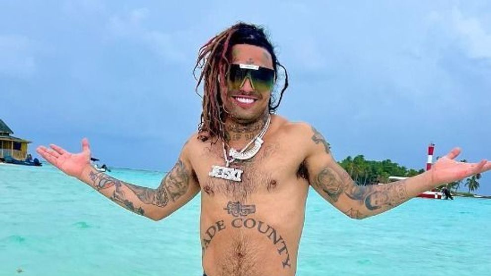 Lil Pump și-a scos bijuteriile și adidașii înainte de a sări în public, la Neversea
