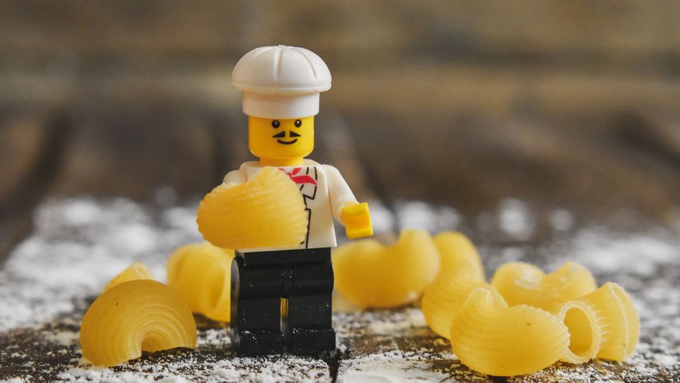 A câștigat 34.000 de dolari cu paste și piese LEGO. Cum a fost posibil