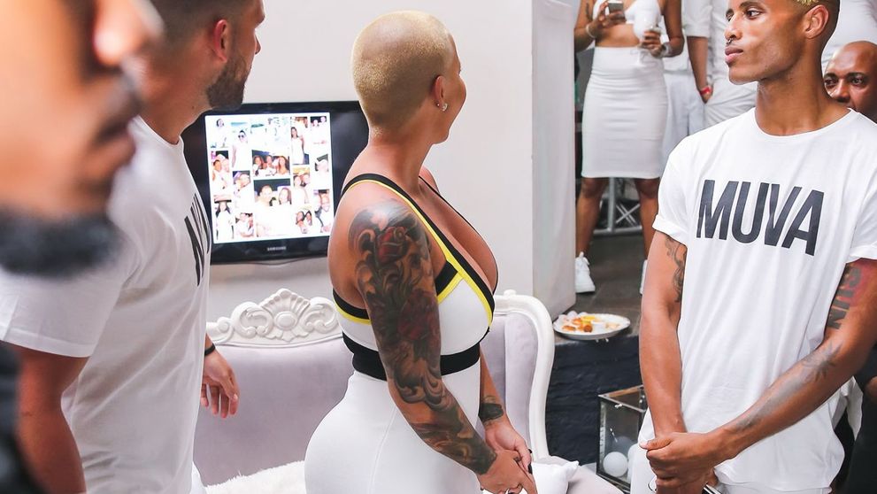 Nimeni nu si-a putut lua privirea de la decolteul ei. Tinuta cu care Amber Rose nu a putut trece neobservata