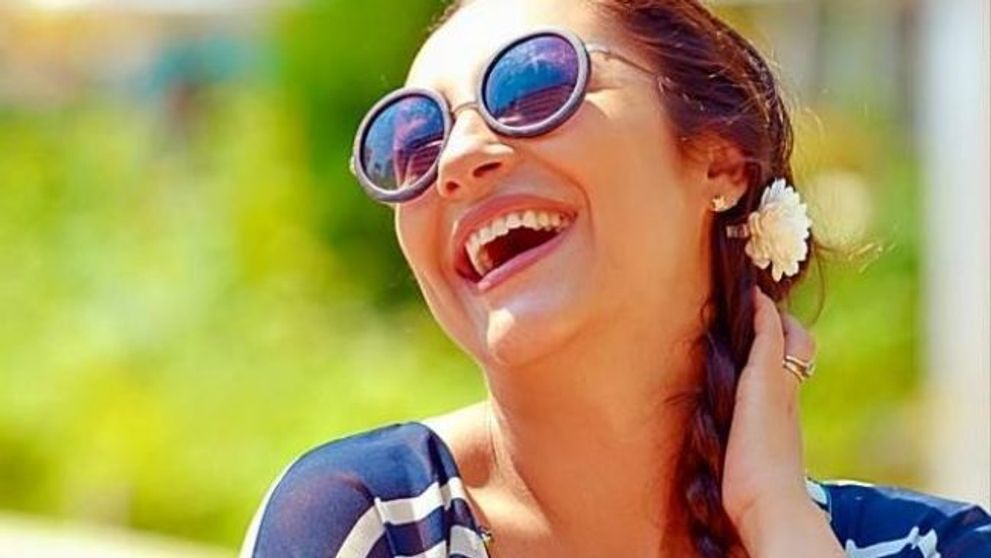 Andra, intr-o rochie aurie stralucitoare. Tinuta pentru care artista a primit un numar record de like-uri