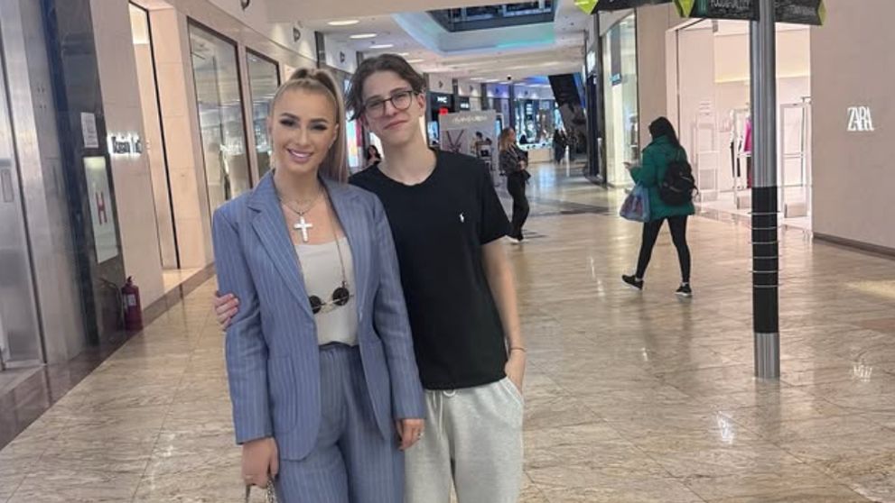 Laurențiu Reghecampf Jr. suferă din ce în ce mai mult din cauza divorțului dintre Anamaria Prodan și tatăl său. Adolescentul a ajuns ținta ironiilor printre colegii de școală: „Îi arată poze și tot felul de nenorociri”