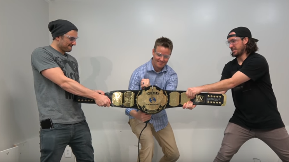 Ce se afla in interiorul unei centuri WWE. Un tata si un fiu au fost curiosi si au taiat-o in doua bucati