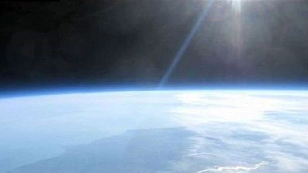 Imagini uimitoare de la granita atmosferei terestre: Cum se vede Tamisa din stratosfera! VIDEO