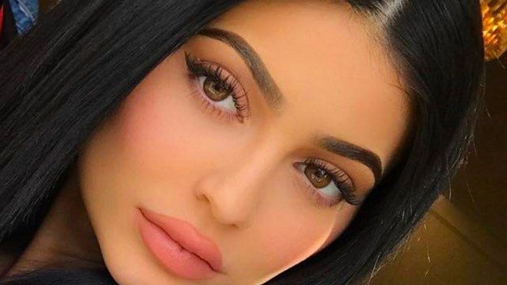 Kylie Jenner nu mai arată așa. Și-a scos acidul hialuronic din buze și fanii spun că arată 