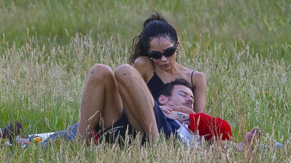 “Am crezut că alea sunt picioarele ei!” Imaginea virală cu cel mai “hot” cuplu din showbiz: cum i-au surprins paparazzii în iarbă pe Harry Styles și Zoe Kravitz