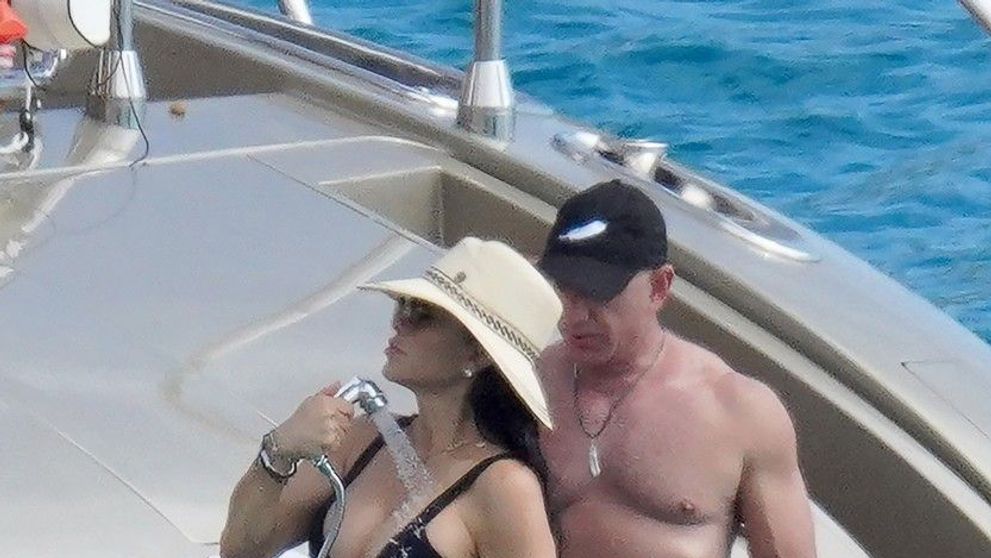 Jeff Bezos și iubita, imagini incendiare pe yacht. Ipostazele în care miliardarul a fost surprins alături de Lauren Sanchez