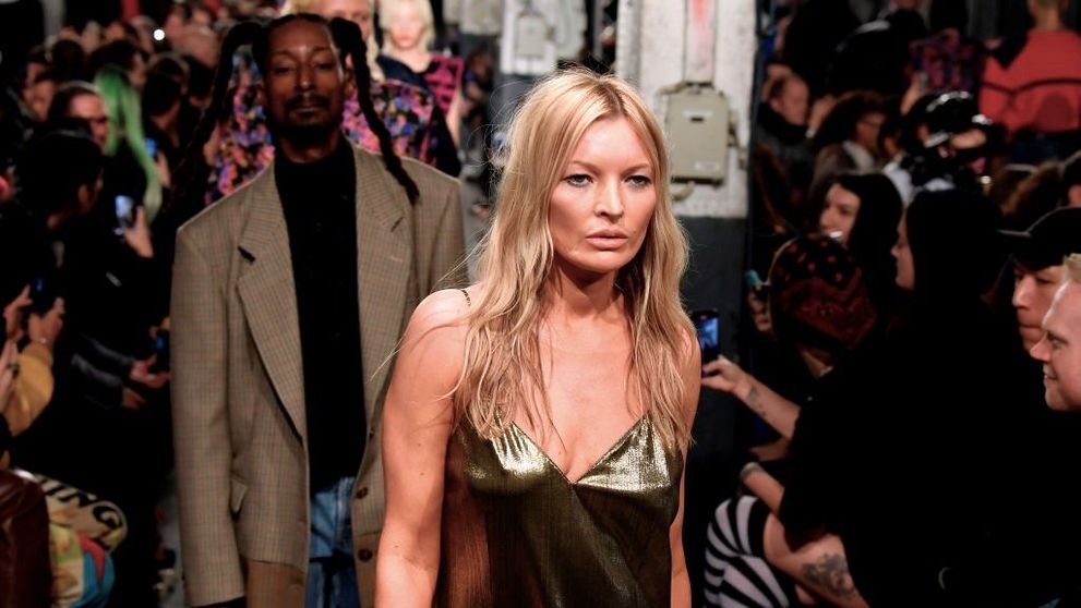 Kate Moss a făcut 18.000 de dolari cu un clip în care doarme. Cine a plătit pentru această distracție