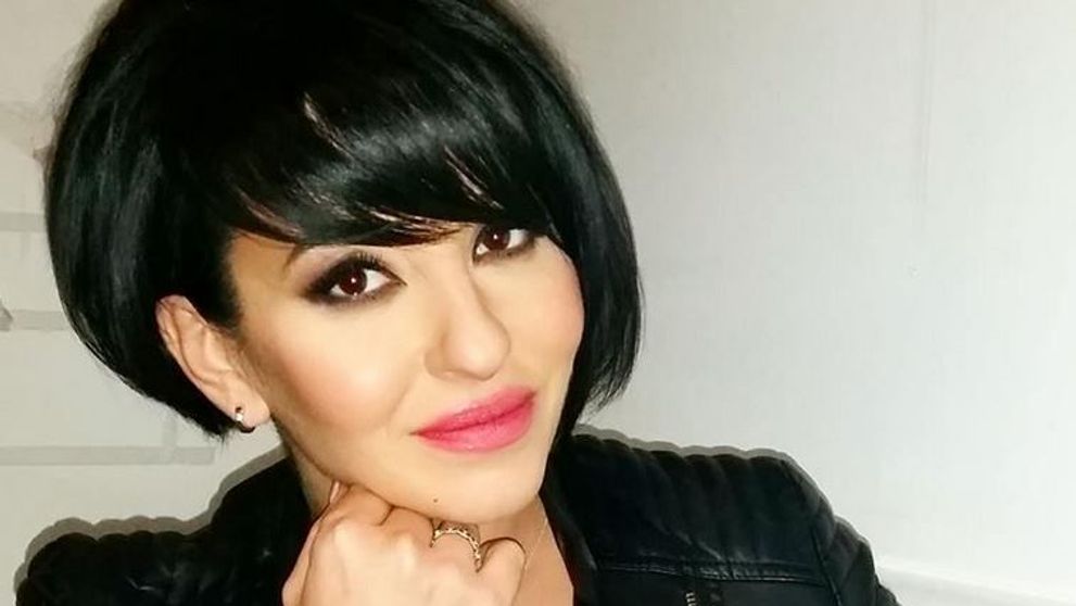 Giulia, o graviduta frumusica foc. Cum arata cantareata la filmarile celui mai nou videoclip