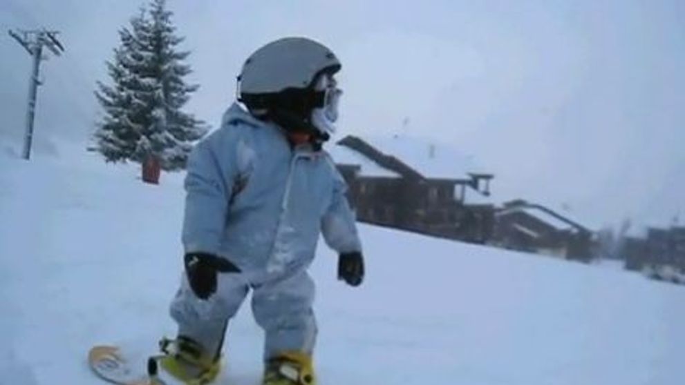 Pe snowboard la nici 2 ani. Vezi cat de bine se descurca acest baietel pe partie: VIDEO