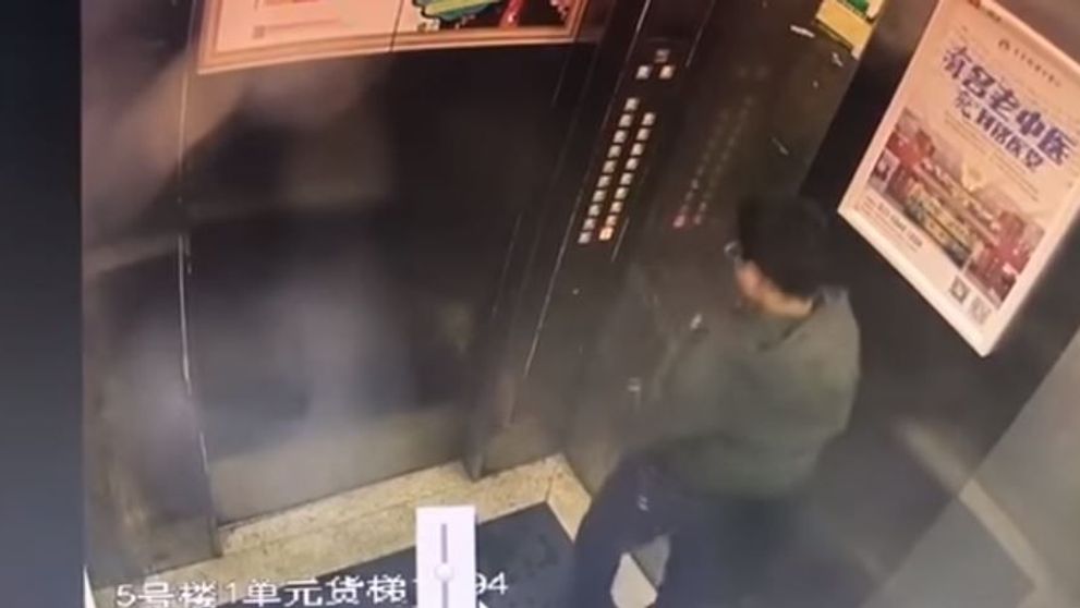 Dovada ca exista karma! Ce a patit un tanar imediat dupa ce a urinat in lift