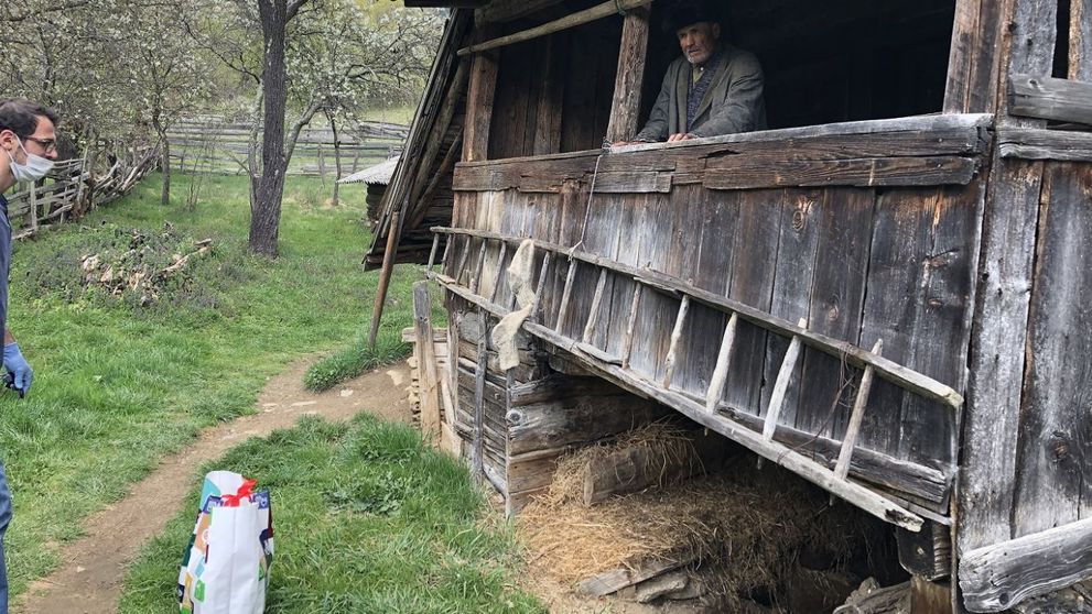 Peste 200 de familii care trăiesc izolate în Munții Apuseni au primit pachete cu alimente și produse de bază