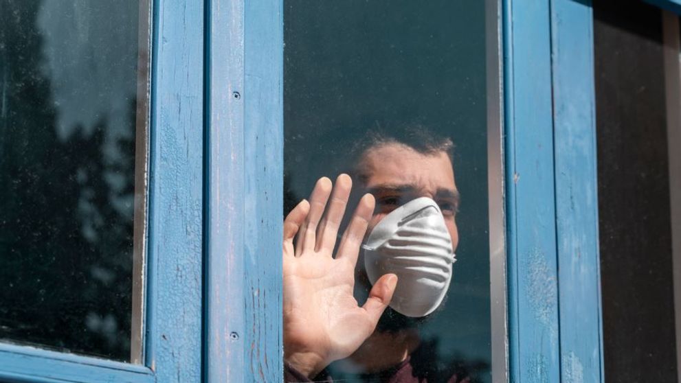 Un pacient căruia i s-au mai dat 24 de ore de viață, s-a vindecat de COVID-19! Reîntâlnirea cu mama sa a fost emoționantă