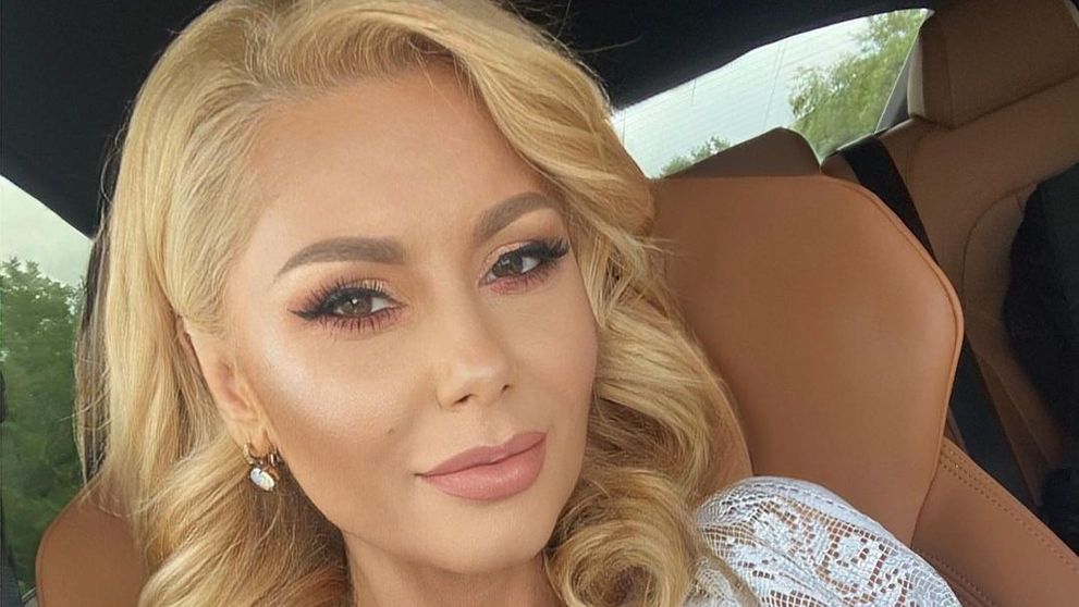 Emilia Ghinescu e bombă sexy când renunță la costumul popular. Cum arată cântăreața în costum de baie