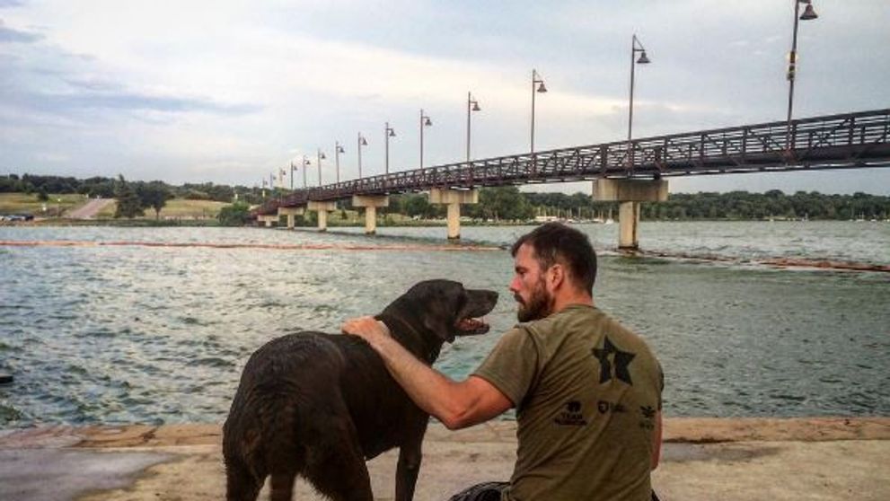 Gestul emotionant facut de un barbat pentru cainele lui diagnosticat cu cancer. Povestea lor a devenit virala