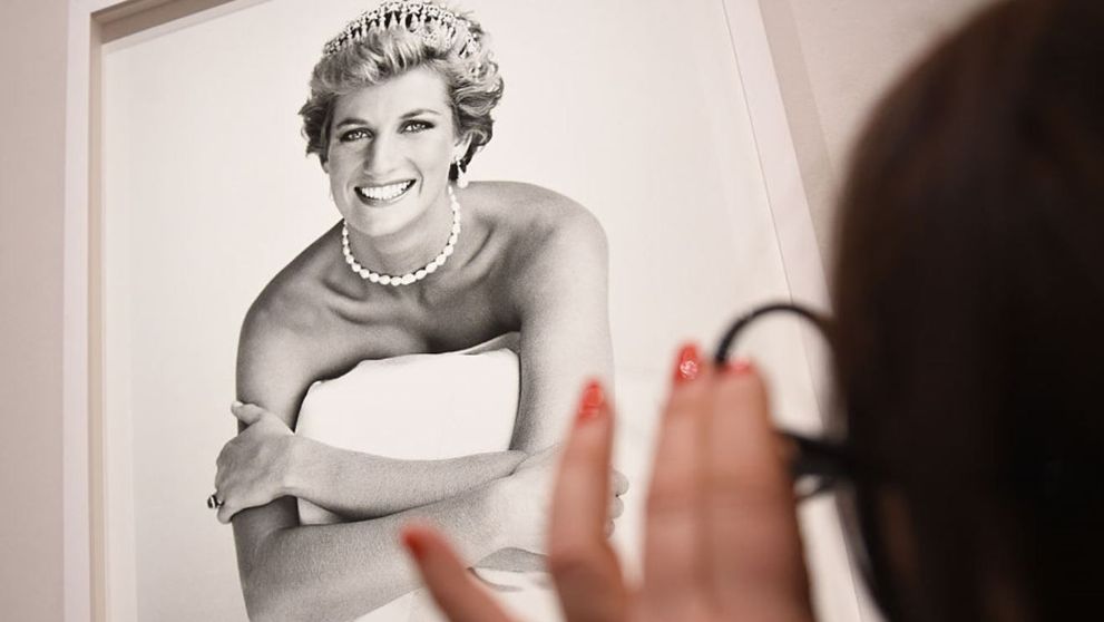 Bluza preferată a prințesei Diana, cu care deruta paparazzi, scoasă la licitație. Care e suma