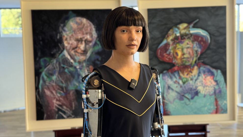 Cum arată portretul regelui Charles realizat de Ai-Da, primul robot umanoid artist ultra-realist din lume