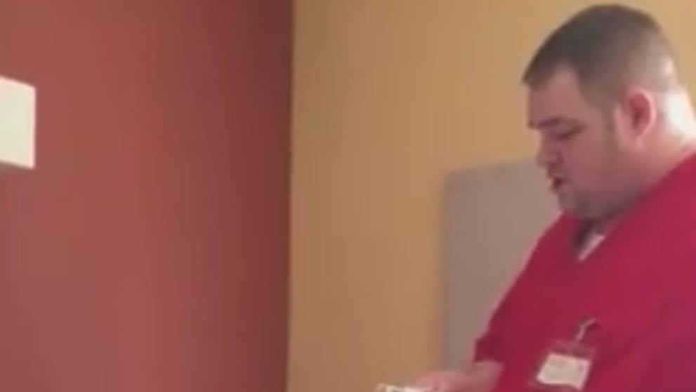 Un asistent medical a fost filmat in rezerva unei paciente! Ce face el este cu adevarat un pansament pentru suflet