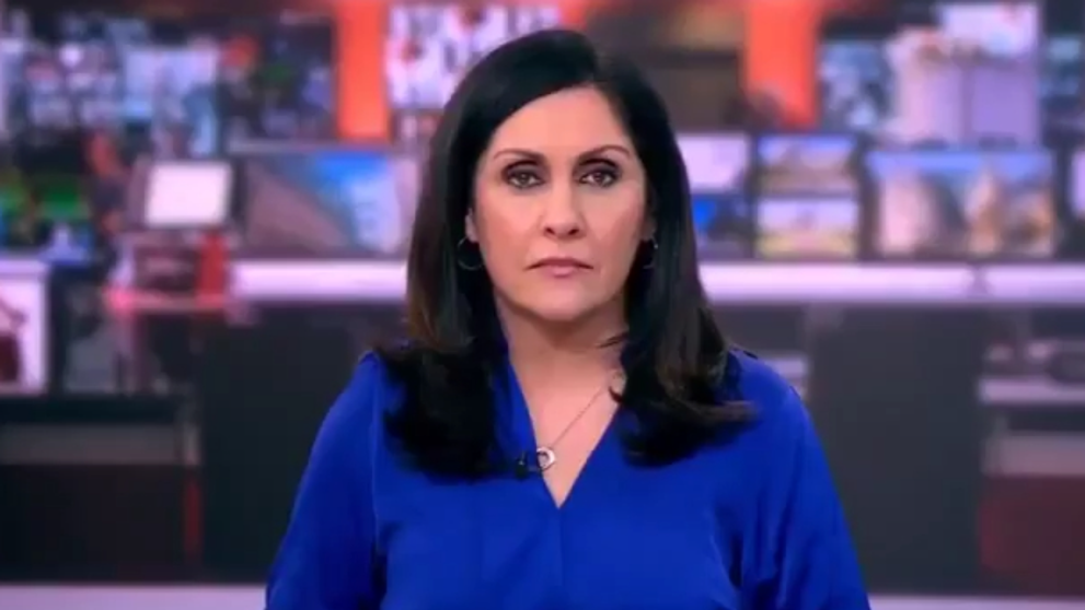 Gafă în direct: o prezentatoare TV a fost surprinsă cu degetul mijlociu ridicat, chiar înainte de buletinul de știri