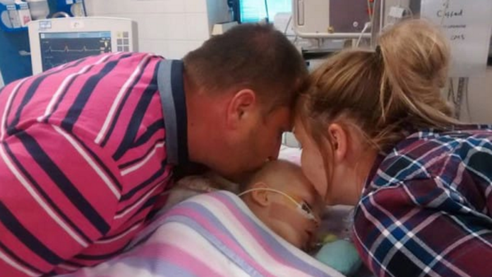 Isi luau adio de la fetita lor. Nici doctorilor nu le-a venit sa creada ce s-a intamplat in secunda urmatoare