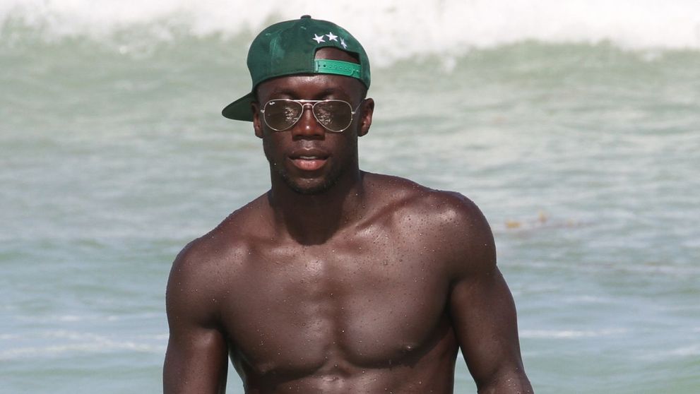 Sotia lui Bacary Sagna, aparitie sexy la plaja. Cat de bine arata Ludivine in costum de baie
