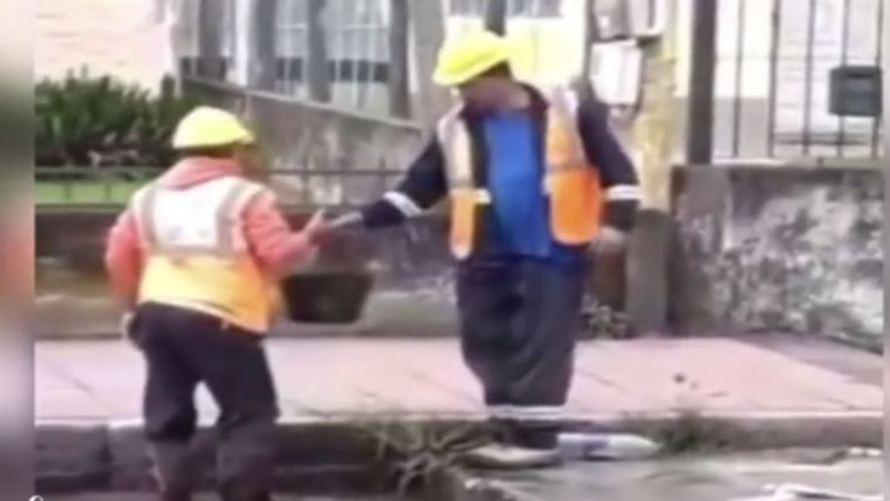VIDEO E pe bune, nu e țeapă! Toarnă apă peste apă