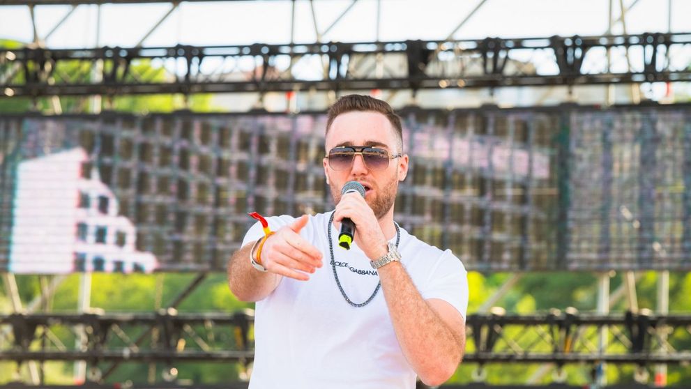 youngLT: Cine este acest artist care vrea să cucerească România?