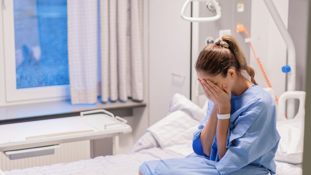 O tânără de doar 22 de ani a aflat că mai are doar 18 luni de trăit, după ce a mers la doctor pentru că tușea. Ce diagnostic a primit