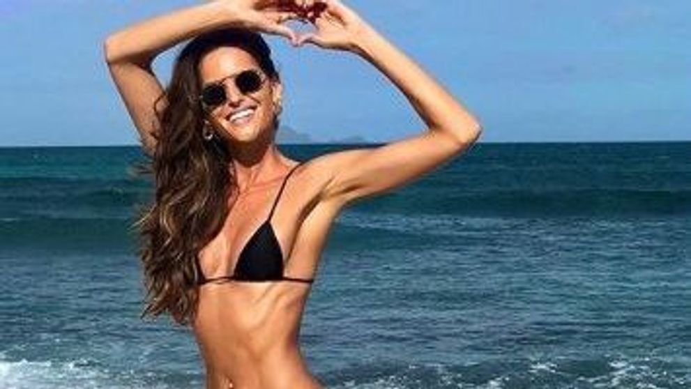 Sare coarda doar în bikini. Un fost “îngeraș” Victoria’s Secret face furori pe net cu filmuletele sale