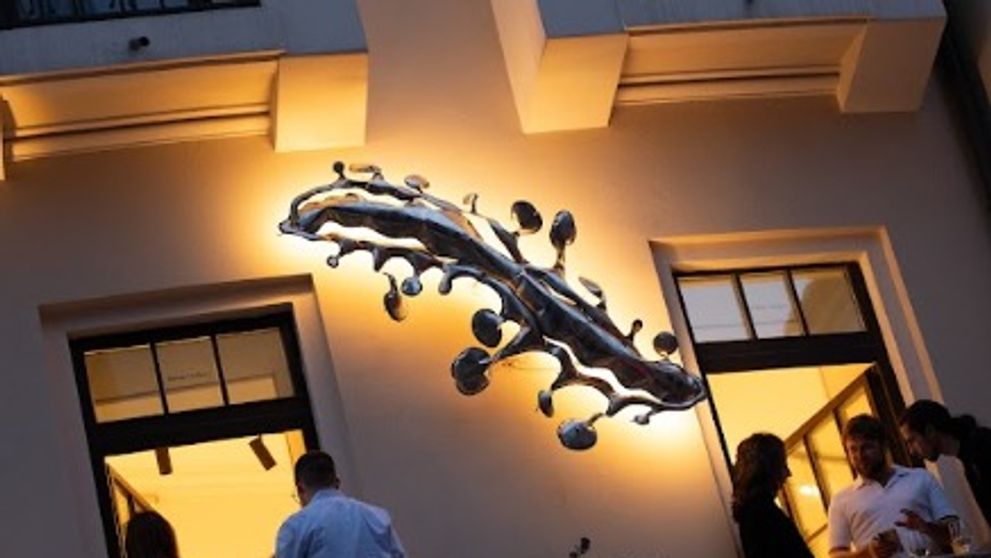 Când arta iese în stradă: cum a transformat IRIMÉ Gallery o sculptură într-o întâlnire urbană