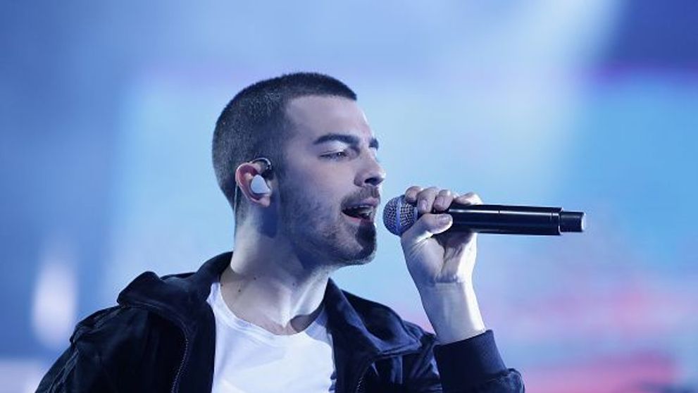 Momente frumoase pentru Joe Jonas! Fanii i-au făcut o surpriză