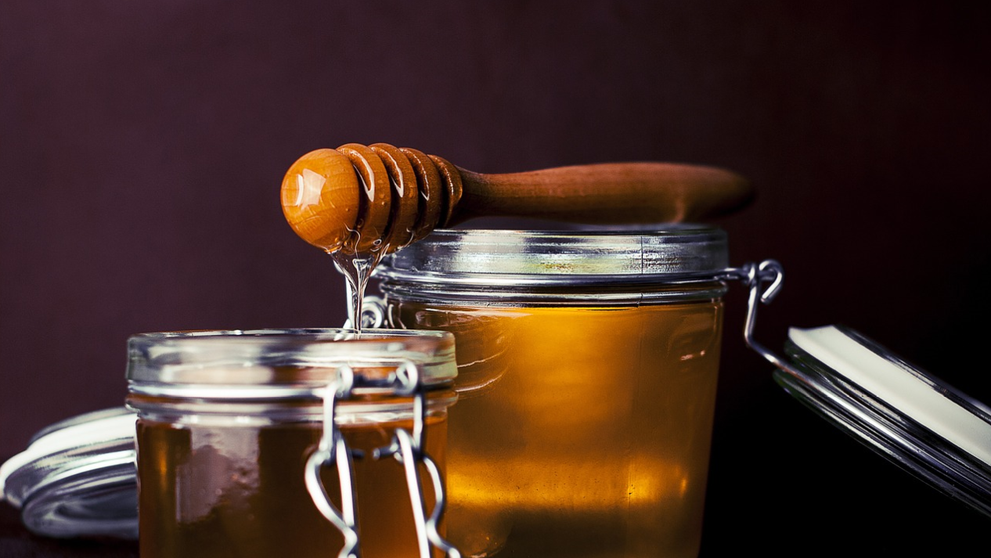 (P) 7 beneficii pentru sănătate ale mierii de Manuka