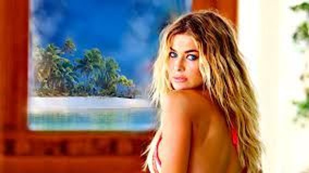 Carmen Electra, sex-simbol si la 40 de ani. A pozat din nou in costumul rosu cu care a facut senzatie in 