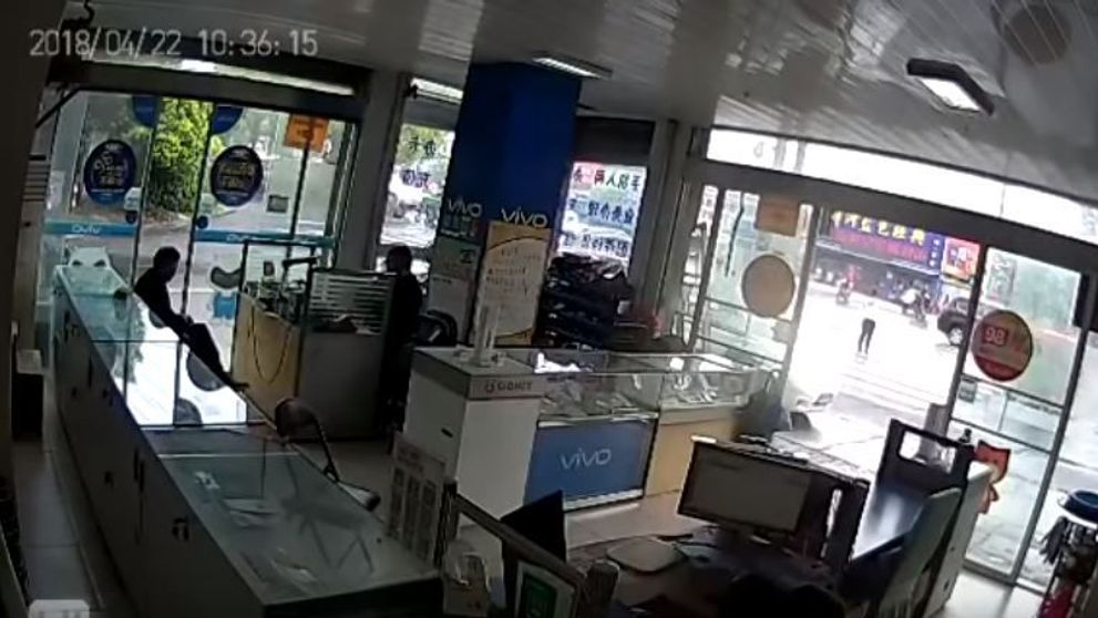 Atentie, caine la volan. Ce s-a intamplat cu masina, in momentul urmator