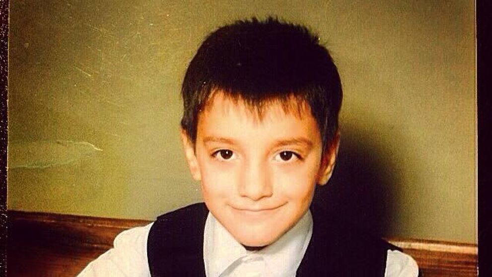 Il recunosti pe baiatul tuns scurt si in uniforma de scolar? Acum este idolul tuturor adolescentelor
