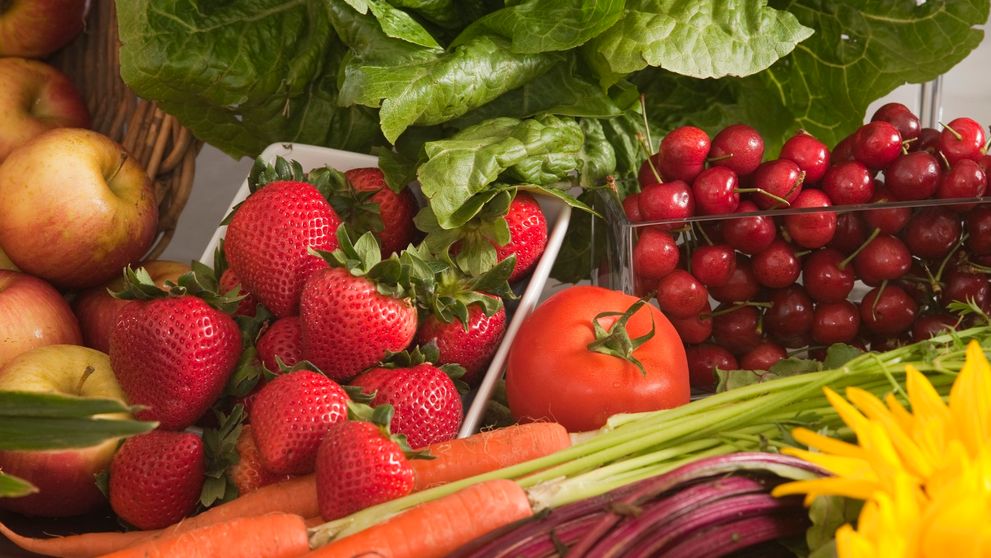 Sunt tineri, nu fumează, mănâncă sănătos, multe fructe și legume… și totuși riscă acest tip de cancer. Care e explicația