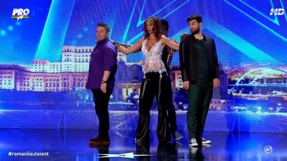 Si-a inceput momentul artistic doar dupa ce Mihaela a urcat pe scena. Ce s-a intamplat apoi a ridicat sala in picioare
