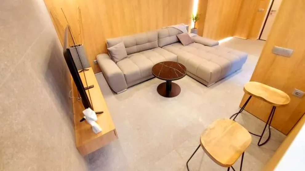 Apartament în Cluj, închiriat pentru o sumă exorbitantă. Cât costă locuința cu living pe hol și lemn pe pereți