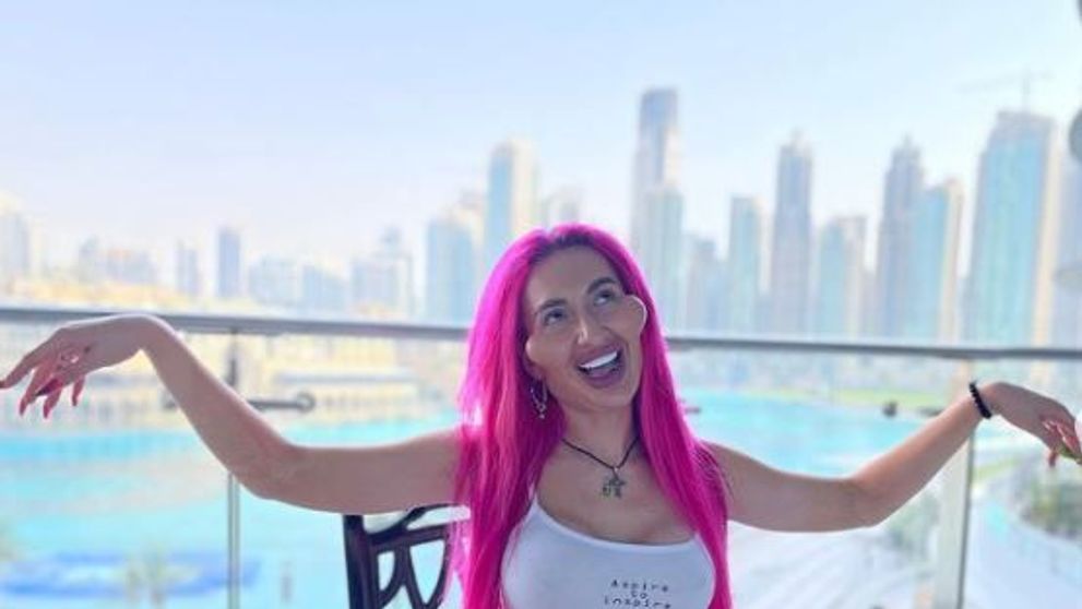 O femeie de 32 de ani, populară pe Instagram, și-a umflat obrajii pentru că i se părea că arata ca un 
