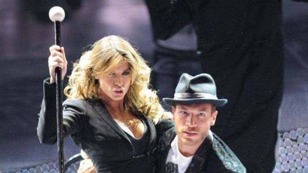 Elisabetta Canalis, iubita lui George Clooney, dans super sexy la Sanremo! VIDEO