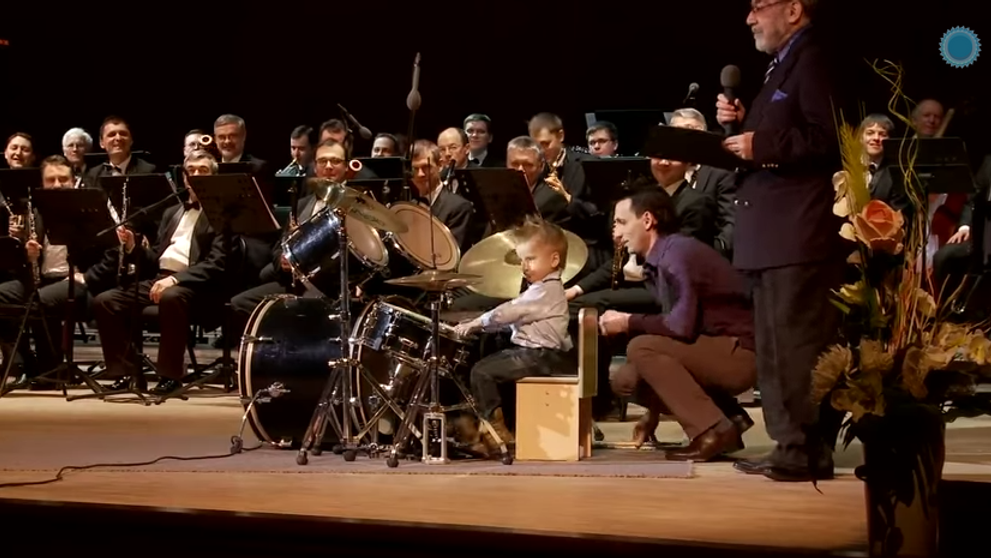 Are numai trei ani, dar talentul lui i-a lasat pe toti cu gura cascata. Ce a facut el pe scena este uimitor