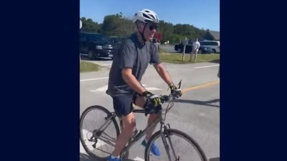 Momentul în care președintele american Joe Biden, în vârstă de 79 de ani, cade de pe bicicletă VIDEO