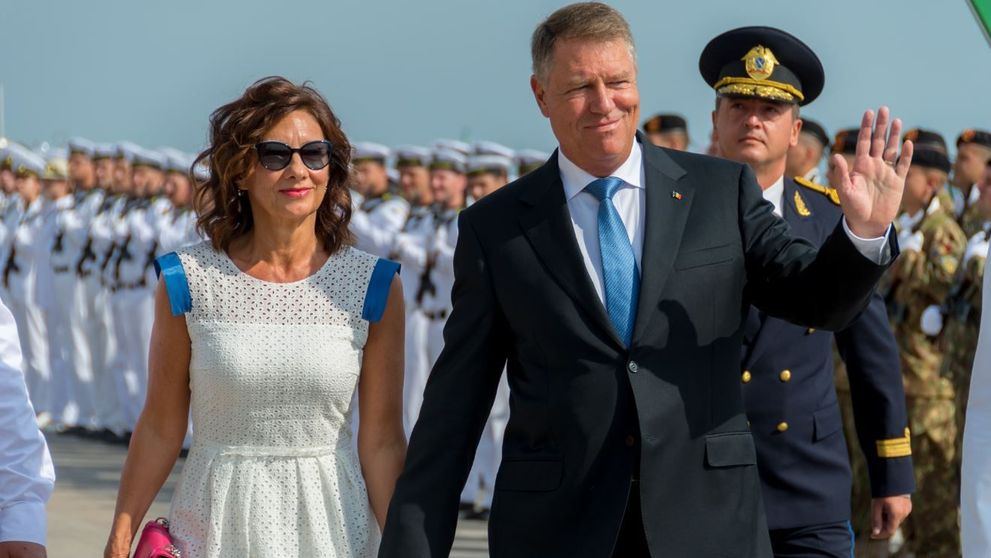 Carmen Iohannis, într-o rochie albă de vară la Ziua Marinei, scurtă până la genunchi
