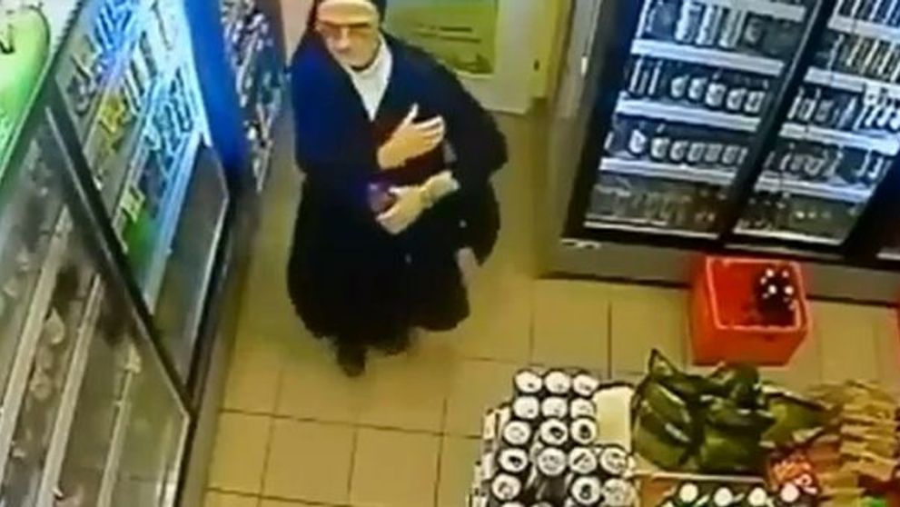 Calugarita prinsa ca fura bere dintr-un supermarket. VIDEO